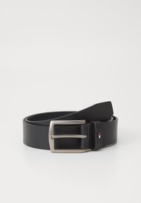 Ceinture en cuir noir avec une boucle rectangulaire en argent, présentant un petit accent de logo. Texture lisse, design classique et largeur standard.