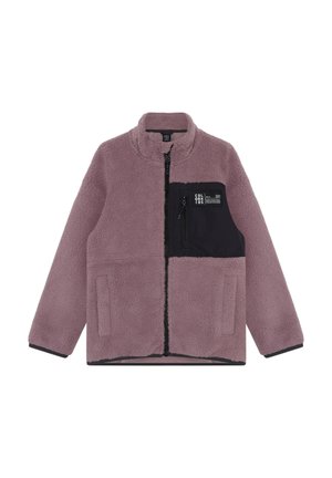 Lila Fleecejacke mit durchgehend schwarzem Reißverschluss und schwarzer Brusttasche mit Reißverschluss sowie weißem Textaufnäher vorne rechts.