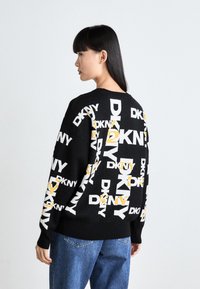 DKNY LEGACY ALL OVER LOGO - Strikkegenser - black/goldenrod