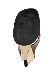 Sandal cu toc înalt maroniu, cu o talpă intermediară aurie lucioasă, având o talpă exterioară din cauciuc negru texturat și un design cu curea curbată.