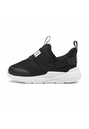 Baskets en mesh noir avec des sangles élastiques, semelle blanche et tirant à l'arrière. Bout arrondi et panneaux texturés pour une meilleure adhérence.