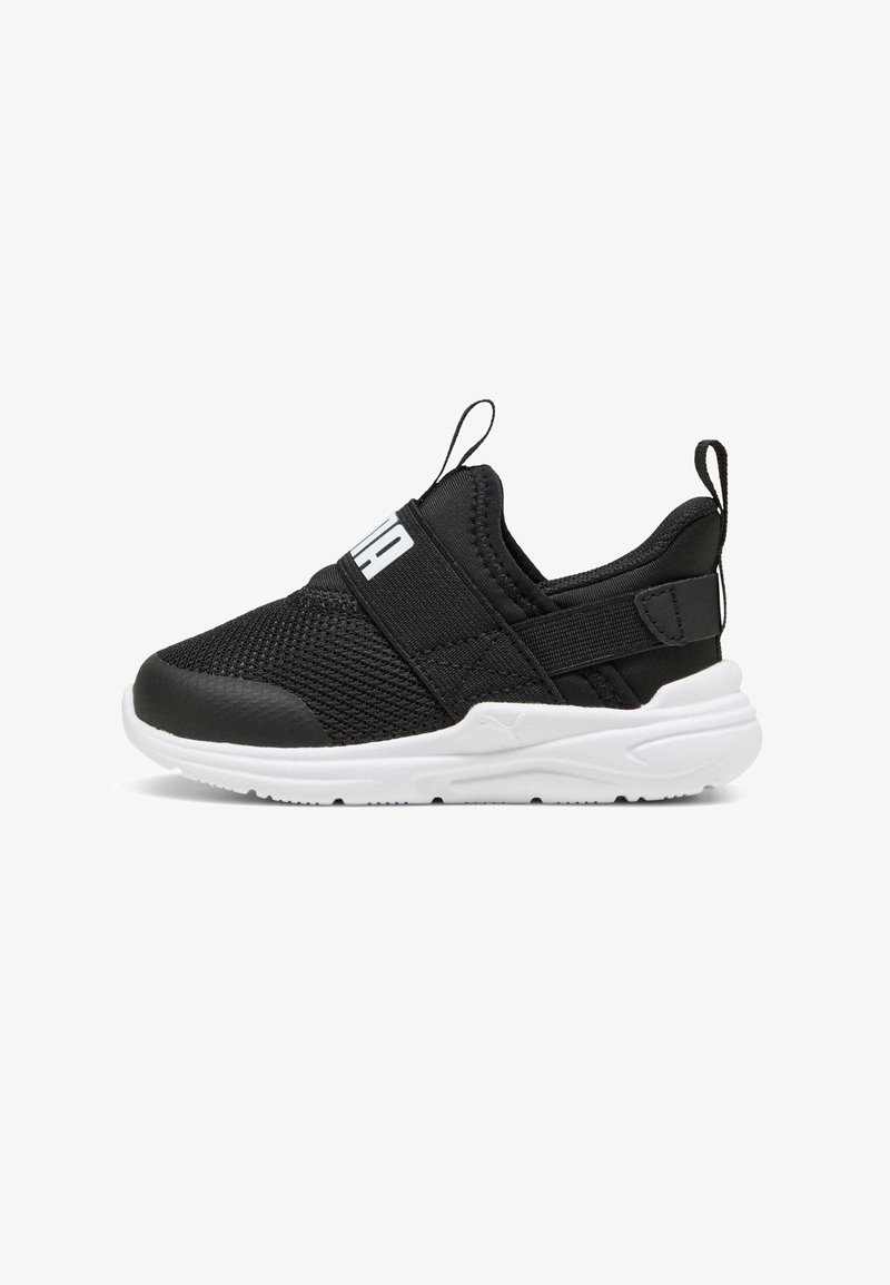 Sneaker nera in rete con fasce elastiche, suola bianca e linguetta sul retro. Punta arrotondata e pannelli testurizzati per una maggiore presa.