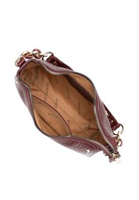 Borsa a mano in pelle bordeaux con esterno texturizzato, hardware color oro, chiusura a zip e interno in tessuto caratterizzato da un logo di marca ripetuto.