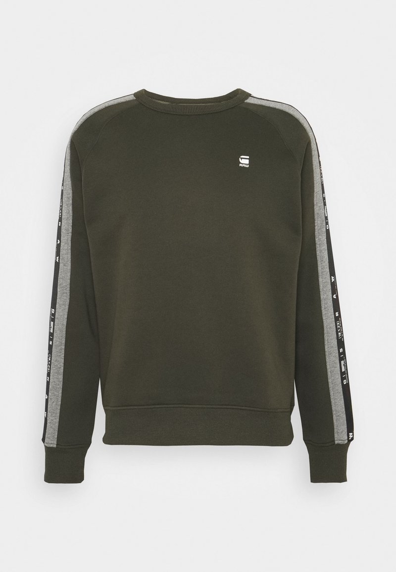 Sweat-shirt vert foncé à col rond avec des rayures grises et noires le long des manches et un petit logo blanc sur le côté gauche de la poitrine.
