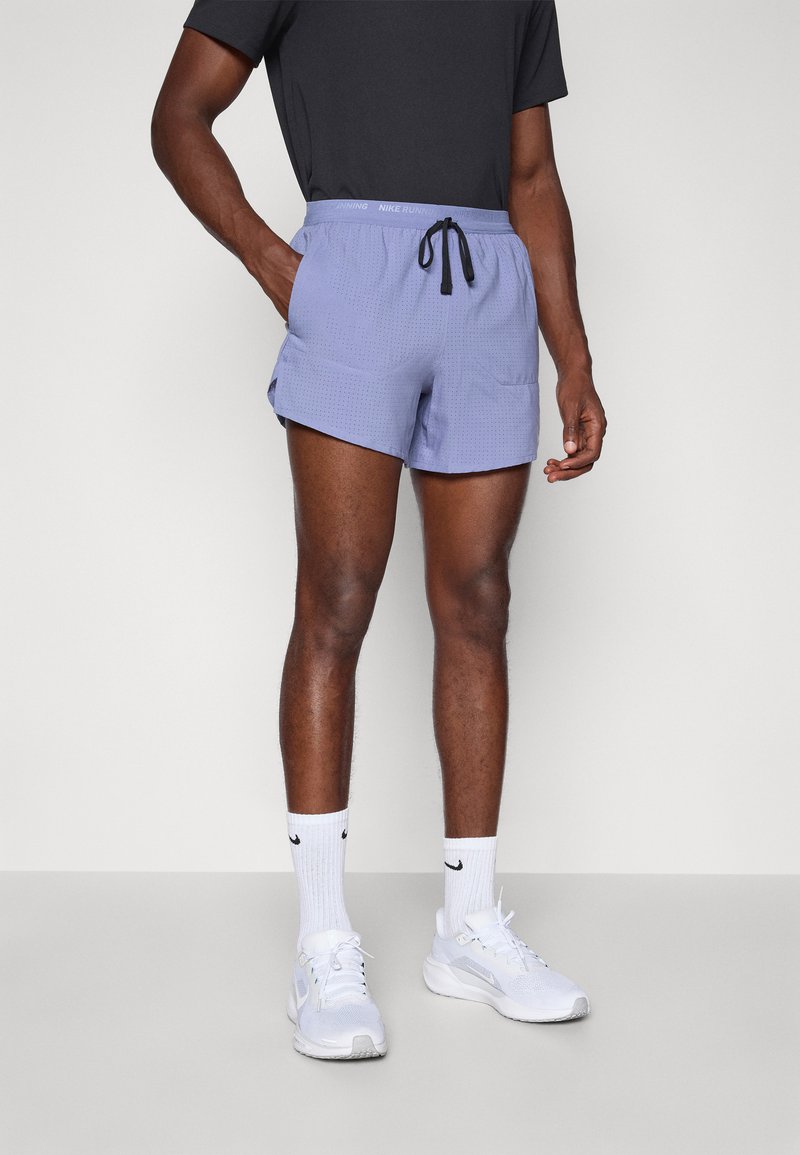 Leichte, atmungsaktive Herren-Shorts in Hellblau mit einem strukturierten Muster und elastischem Bund. Verfügt über Seitentaschen und einen Kordelzug.
