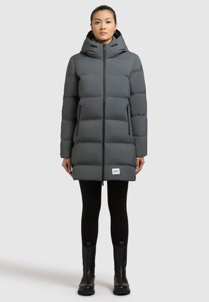 Grijze donsjas met een capuchon, voorzien van een rits aan de voorkant, twee zijzakken en een wit logo-patch aan de onderrand. Soepele, gewatteerde textuur.
