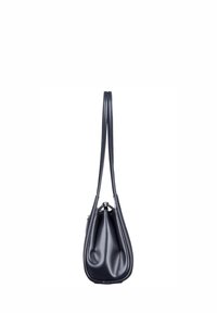 Sac à main en cuir noir avec une forme douce et arrondie. Dispose de longues poignées fines et d'un fermoir argenté en haut. Texture lisse.