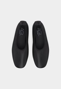 Ζευγάρι μαύρα περφοραρισμένα μπαλαρίνια AGL με στρογγυλεμένες τετράγωνες μύτες, κοντινή λήψη από πάνω σε λευκό φόντο.