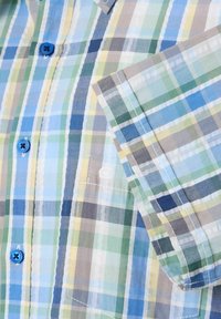 Korte mouwen geruit shirt in blauw, groen en grijs. Voorzien van blauwe knoppen en een zak; gemaakt van lichtgewicht, gestructureerde stof.