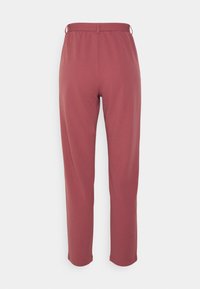 Pantalon taille haute à jambes droites de couleur rose poudré avec passants de ceinture, vu de dos sur fond blanc uni.