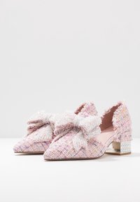 Texturerade rosa och mångfärgade tygskor med spetsig tå, utsmyckade med en stor pärlrosett och en klack i blockformat dekorerad med rhinestones.