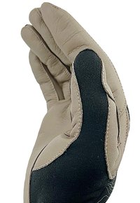 Gant en cuir beige avec une finition texturée, présentant un patch en tissu noir sur la paume pour une meilleure prise. Le design flexible met l'accent sur la dextérité.