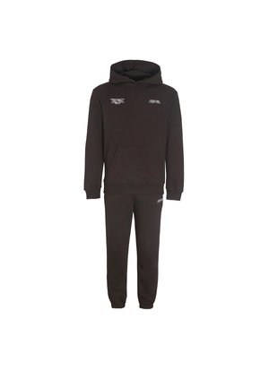 Melns kapuciņsvīteris un atbilstošas sporta bikses ar mazām baltām teksta zīmēm uz krūtīm un augšstilbiem.