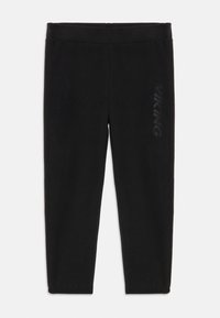 Schwarze Fleece-Hosen mit glatter Textur, die ein dezentes "VIKING"-Logo in dunkler Druckfarbe an der Seite und einen elastischen Bund aufweisen.