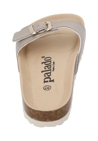 Sandalo beige chiaro con cinturino largo e fibbia argentata, fodera in sughero e suola in gomma bianca. Logo del marchio visibile sulla soletta.
