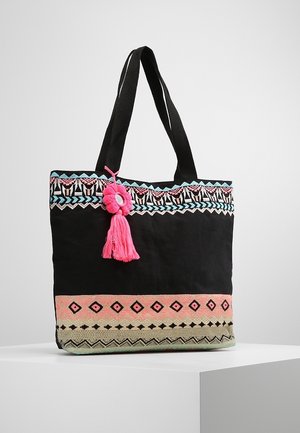 Sort tote bag med dekorativ broderi i pink, blå og grønne mønstre. Indeholder en pink dusk og solide sorte håndtag.