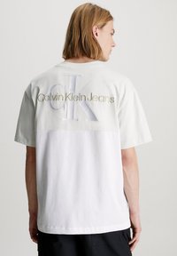 Calvin Klein Jeans COLORBLOCK - Camiseta estampada - bright white icicle