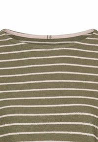 Olivengrøn og hvid stribet sweater med rund hals og lysfarvet halsudskæring, der har en blød tekstur og let materiale.