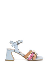 Sandalo in pelle azzurro chiaro con tacco a blocco, caratterizzato da dettagli in suede marroni e rosa, e una finitura in metallo dorato sul davanti.