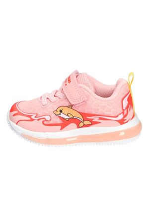 Różowy dziecięcy tenisówka z grafiką delfina, czerwonymi akcentami przypominającymi płomienie, paskiem na rzep i białą podeszwą z brzoskwiniowym szczegółem, widok z boku.