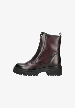 Bottines en cuir bordeaux avec fermeture éclair sur le côté, bout rond et semelle en caoutchouc noir épaisse. Surface lisse avec des détails de couture subtils.