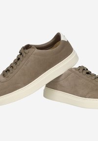 Braune Wildleder-Sneaker mit weißen Fersenakzenten. Verfügt über eine runde Zehenpartie, flache Schnürsenkel und dezentes Branding an der Seite. Leichte Gummisohle.