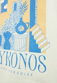 Illustrazione blu e gialla di scale in stile greco, vaso con foglie e silhouette di statua con testo "Mykonos Nature Paradise" su sfondo crema.