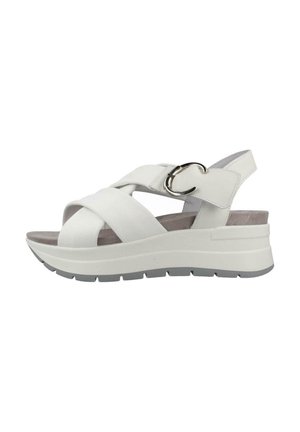 Sandali in pelle bianca con piattaforma, cinturini incrociati e fibbia metallica. Suola testurizzata in grigio a contrasto, dotata di un plantare imbottito.