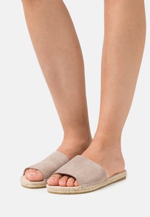 PLAGE - Mules - sable