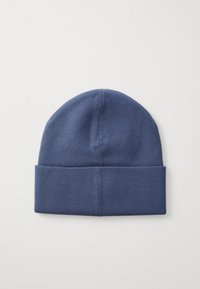 Berretto lavorato a maglia blu navy con risvolto. Texture liscia e design semplice senza motivi o decorazioni.