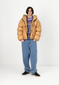 LOW LIGHTS STUDIOS® VELA PUFFER JACKET UNISEX - Žieminė striukė - cork