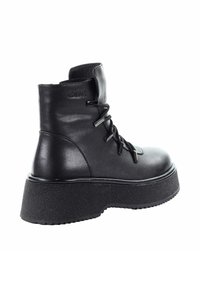 Czarne botki na kostkę z sztucznej skóry, z okrągłym noskiem, sznurowane z przodu oraz z grubą, teksturowaną podeszwą. Posiadają wytłoczone logo z tyłu.