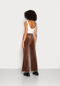 Hollister Co. WIDE LEG - Calças de fato de treino - camel