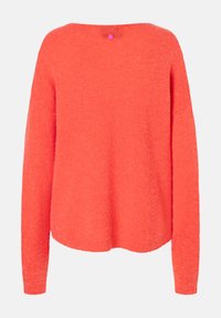Heller korallenfarbener Strickpullover mit langen Ärmeln, weiter Halslinie und einem runden Rückenschlitz, der mit Pink akzentuiert ist. Weiche Textur und lockere Passform.