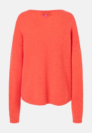 Heller korallenfarbener Strickpullover mit langen Ärmeln, weiter Halslinie und einem runden Rückenschlitz, der mit Pink akzentuiert ist. Weiche Textur und lockere Passform.