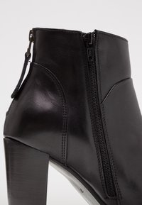 Lazamani Botines de tacón - black