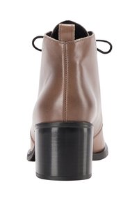 Stivaletto in pelle marrone con tacco spesso nero e linguetta, visto dal retro su uno sfondo bianco.