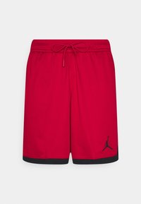 Pantalones cortos de baloncesto rojos con ribetes negros, cintura con cordón ajustable y logo Jumpman negro en la parte inferior de la pierna izquierda.