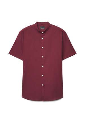 Weinrote Kurzarmbluse mit Mandarinkragen und weißen Knöpfen vorne, mit „Calliope“ Regular Fit gekennzeichnet.