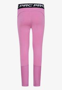 Leggings rosa aderenti con una vita brandizzata nera, texture liscia e dettagli a pannello a contrasto vicino alle caviglie.