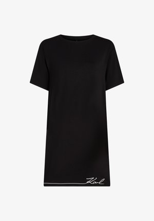 Rochie neagră cu mâneci scurte, decolteu rotund, cu o linie albă și semnătura „Karl” aproape de tivul inferior pe partea din față.