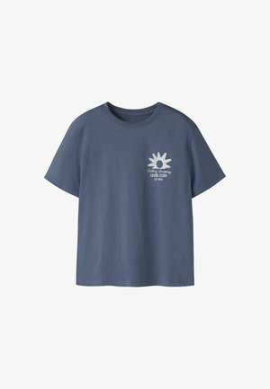Korte mouwen marineblauw T-shirt met ronde hals en witte zonafbeelding en tekst "Clothing Company Local Club Est. 1986" op de linkerborst.