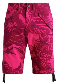 Rosa shorts med ett djärvt mönster av mörkrosa blad, tillverkade av ett lätt material, med sidofickor och justerbara fållar.
