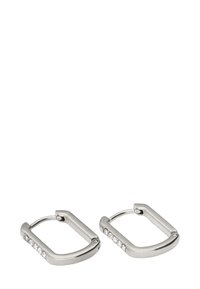 Pendientes de aro de plata con forma rectangular, que presentan una fila de pequeños cristales transparentes en un lado y un acabado pulido.