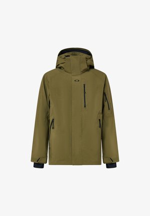 Oliwkowa kurtka outdoorowa z wysokim kołnierzem, regulowanym kapturem i wieloma zasuwanymi kieszeniami. Posiada elastyczne mankiety i gładką teksturę.