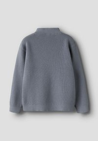 Grauer, gestrickter Pullover mit langen Ärmeln, einem gerippten hohen Kragen und Saum, von hinten vor einem einfarbigen Hintergrund gezeigt.