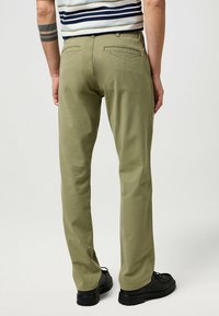 Wrangler REGULAR - Chino - aloe