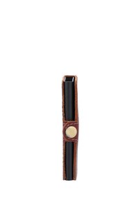 Bruine leren kaft met gouden drukknoop, omhult een zwart rechthoekig object. Slanke profielformaat met zichtbare stiksels en een gladde structuur.