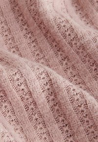 Gittermusterstoff in sanftem Pink, der ein strukturiertes Design mit vertikalen Streifen und offenen Strickabschnitten für Atmungsaktivität aufweist.