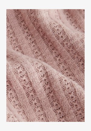 Tkanina s mriežkovaným vzorom v jemnej ružovej farbe, s textúrovým dizajnom, ktorý obsahuje vertikálne pruhy a otvorené pletené sekcie pre lepšiu priedušnosť.
